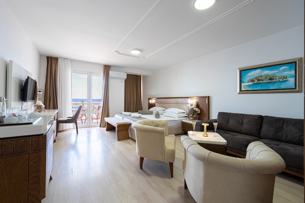 Hotel Adrovic 47/74