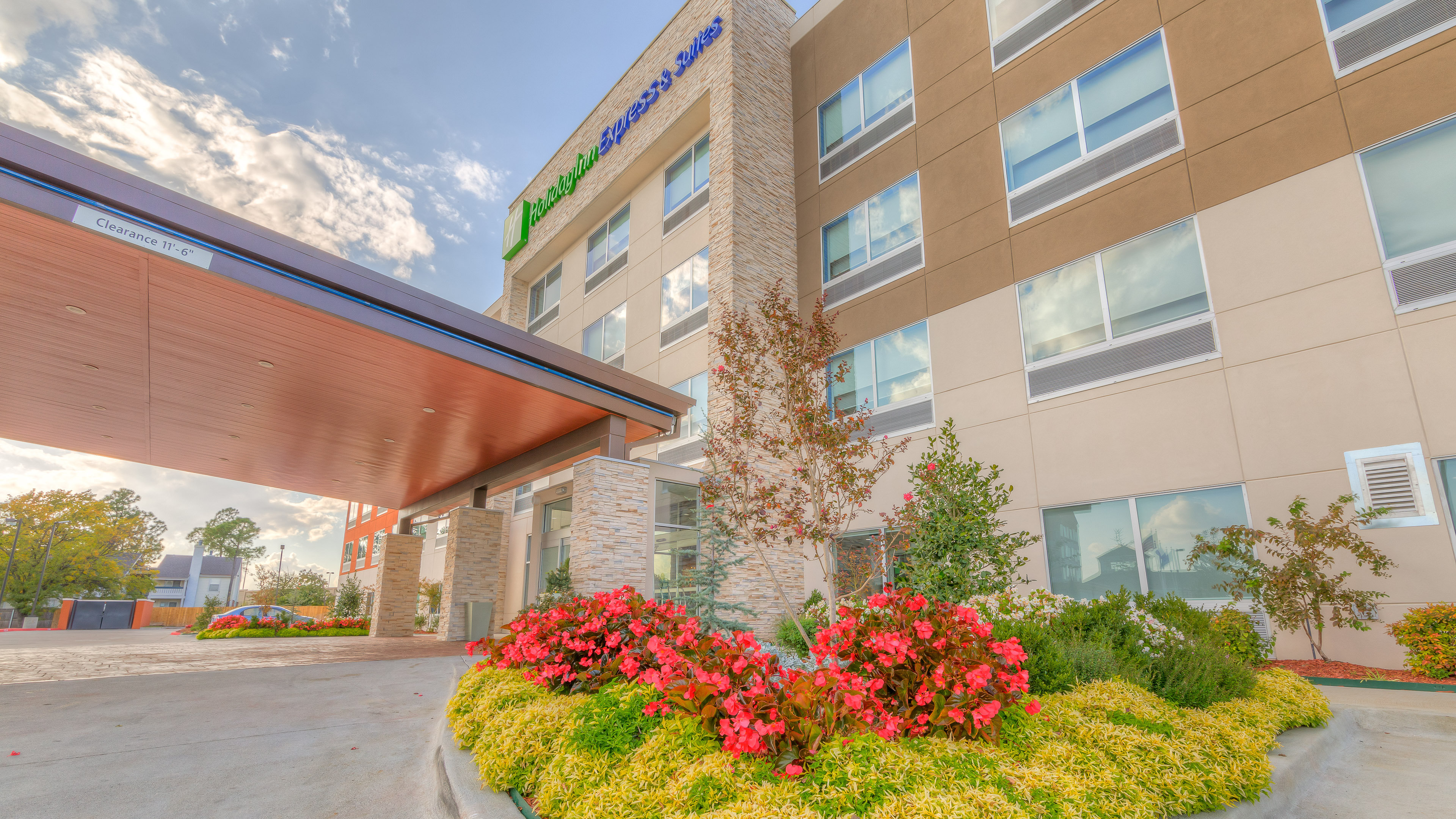Holiday Inn Express Suites Tulsa Midtown 64/68