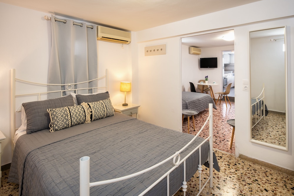 FAMILY, APARTMENT, 1 SINGLE AND 2 DOUBLE BEDS