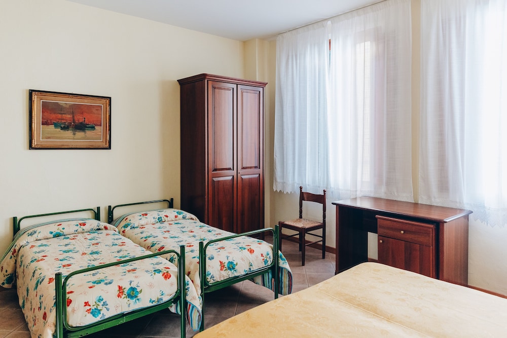ROOM, QUADRUPLE