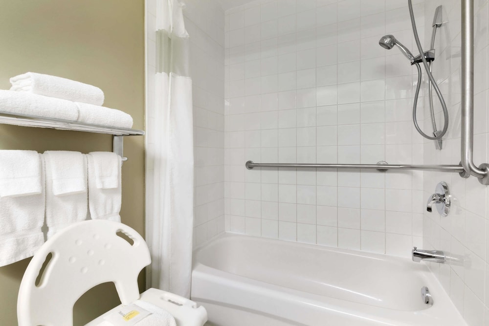 Days Inn By Wyndham Orillia 10/28