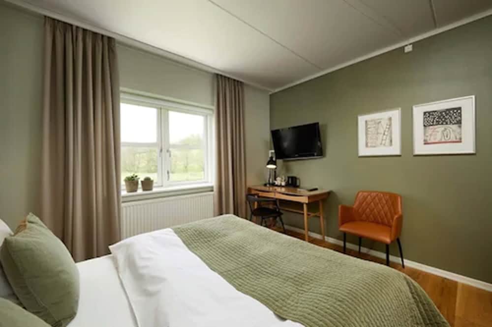 Standard, Double Bed, Garden View