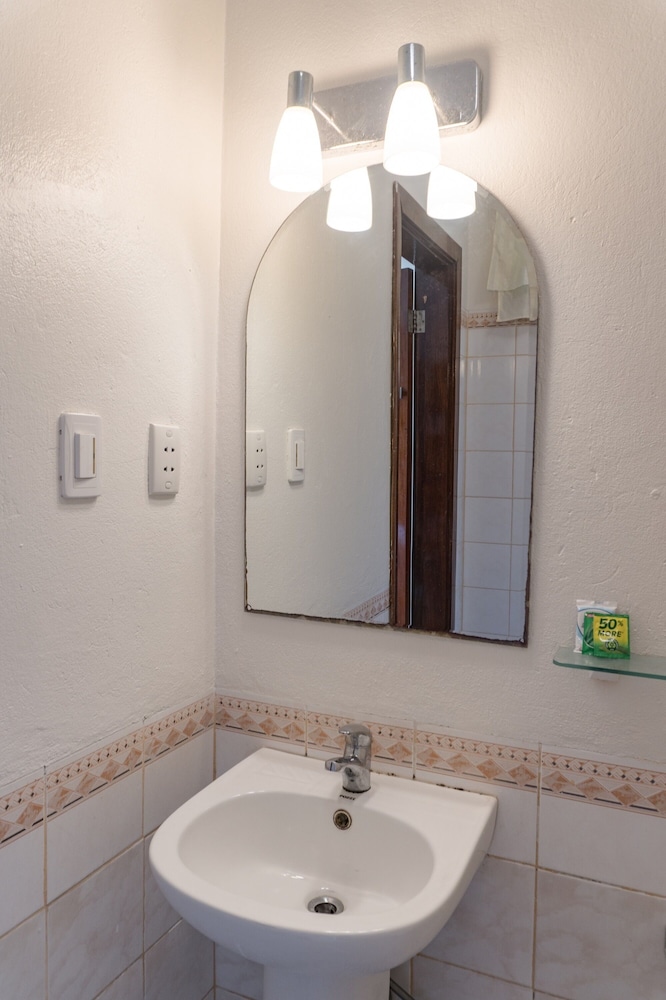 1 Bedroom, Bungalow, 1 Queen and 1 Single Bed, Garden Area، Quo Vadis Dive Resort 6/9