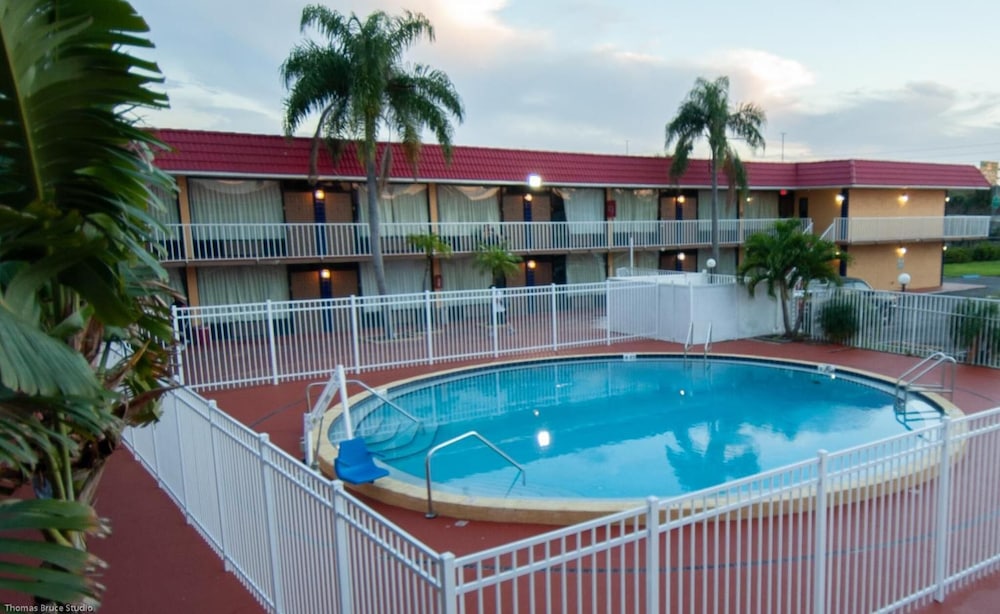 エクスプレス イン & スイーツ クリアウォーター(Express Inn & Suites - 5 Miles from St Petersburg Clearwater Airport) 写真4