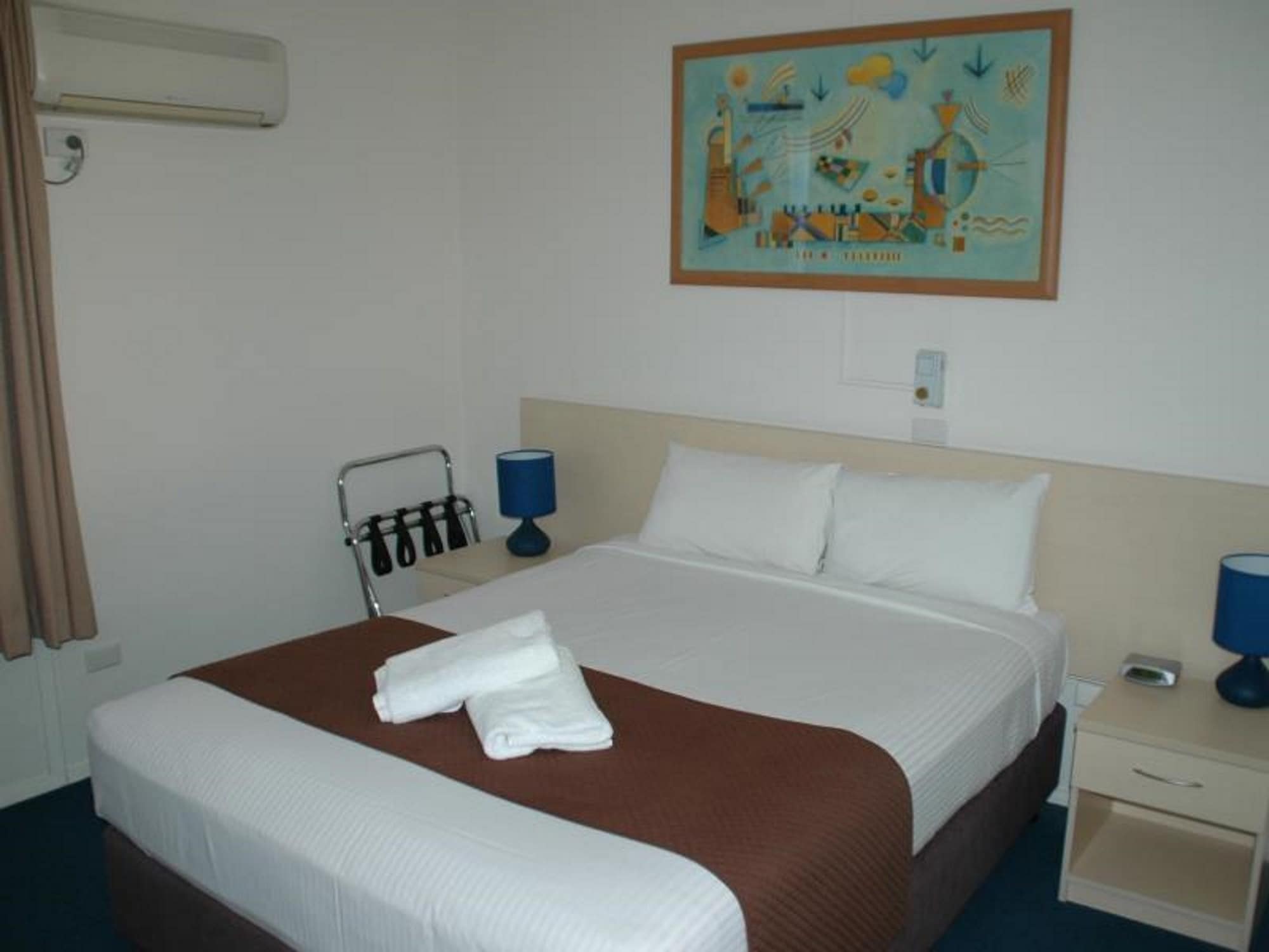 City, Apartment, 1 Queen and 3 Single Beds