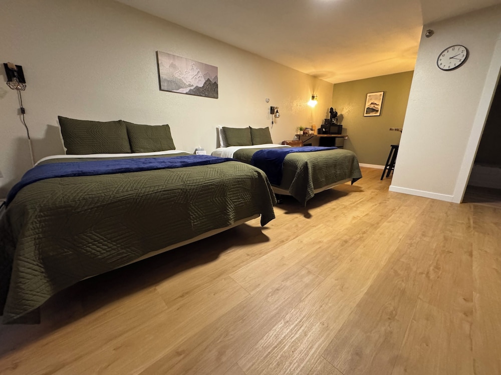 Pioneer Motel 25/43
