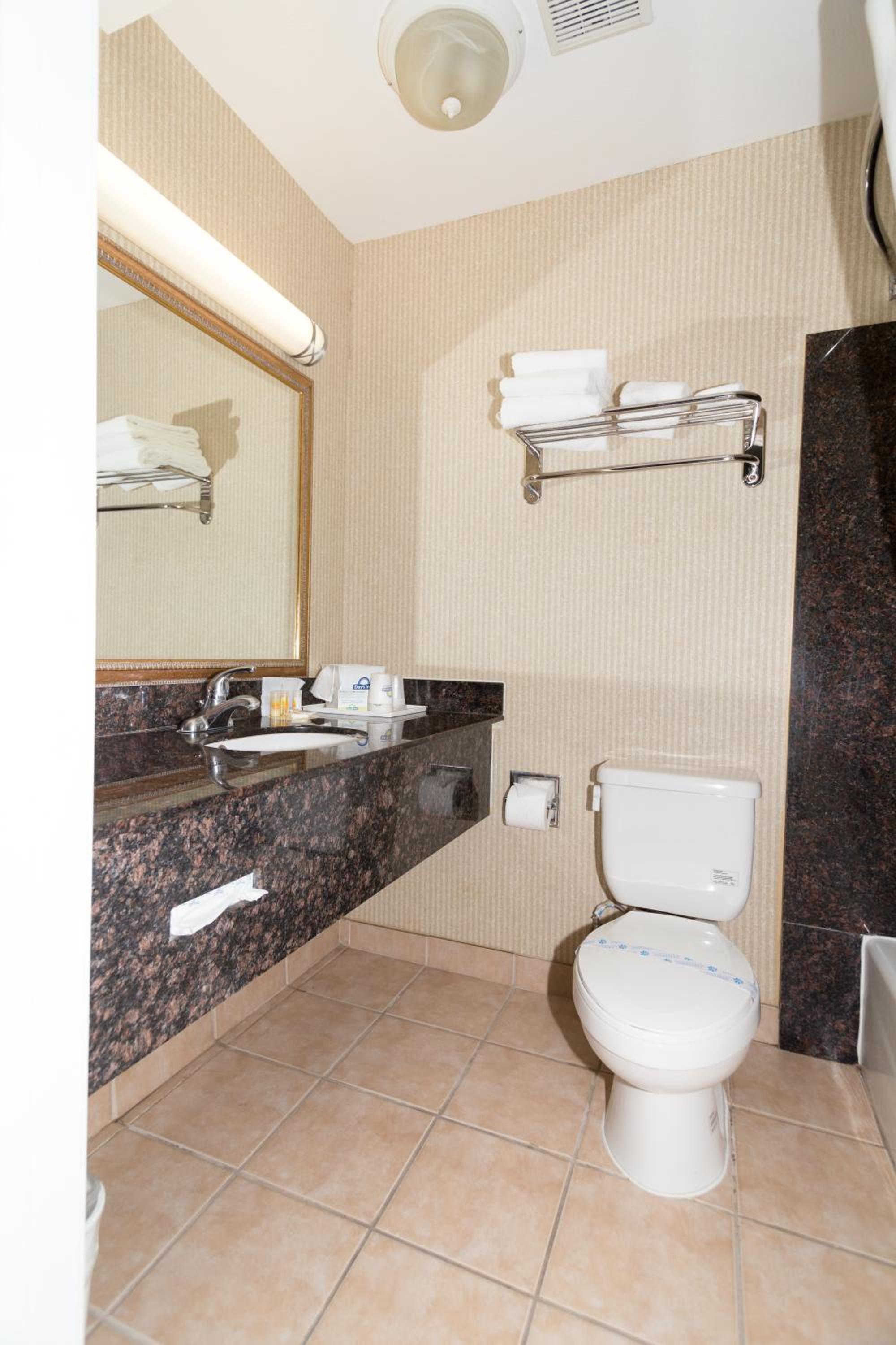 Days Inn & Suites By Wyndham Artesia in ARTESIA - CA