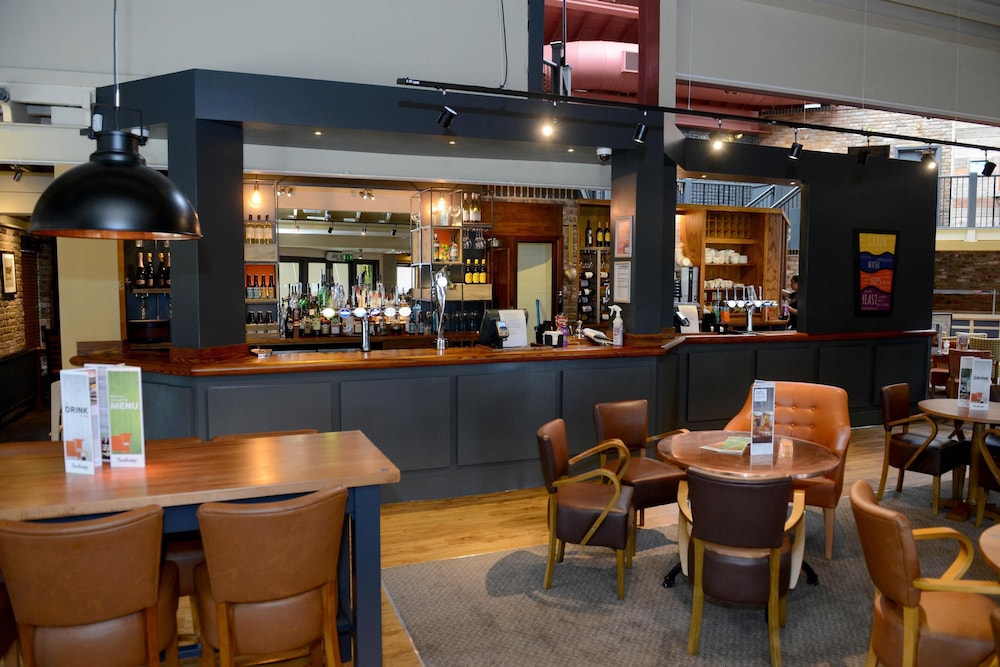 Premier Inn Chessington 32/44
