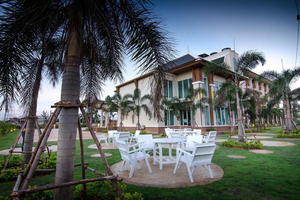 The Lake Hotel 6/41