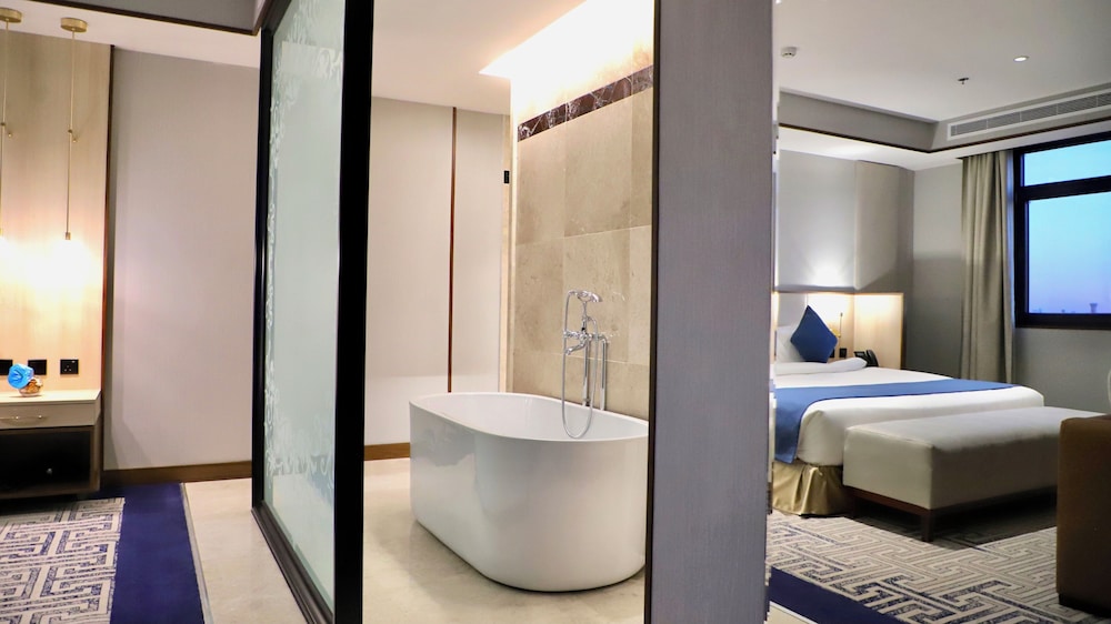 Five Seasons Hotel 50/50
