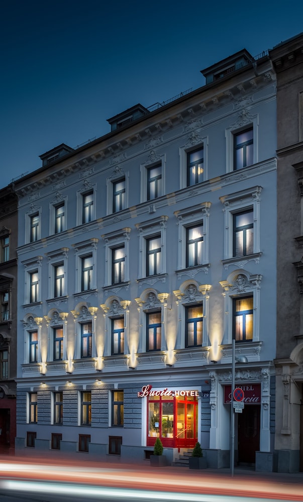 Lucia Hotel