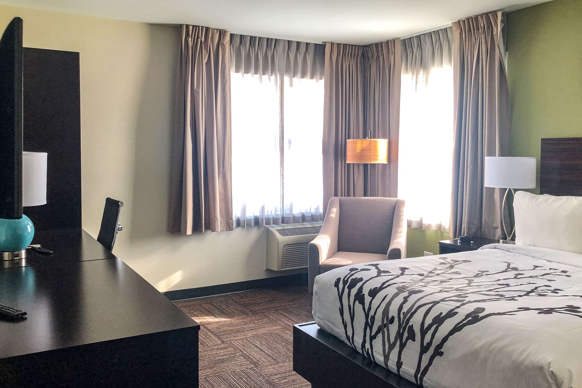 UPGRADE, QUEEN BED