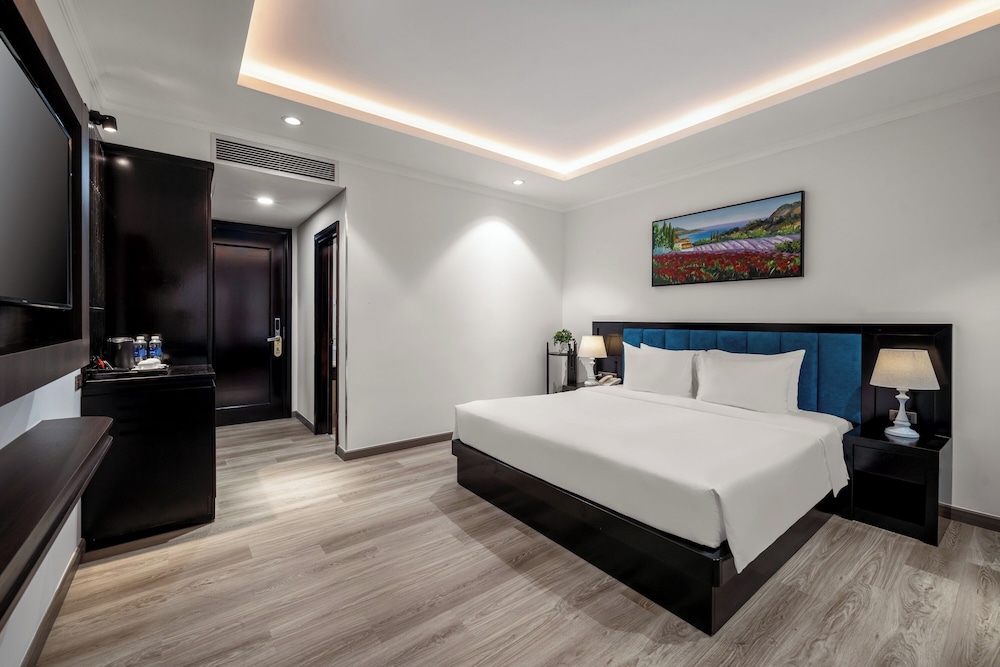DELUXE, KING BED
