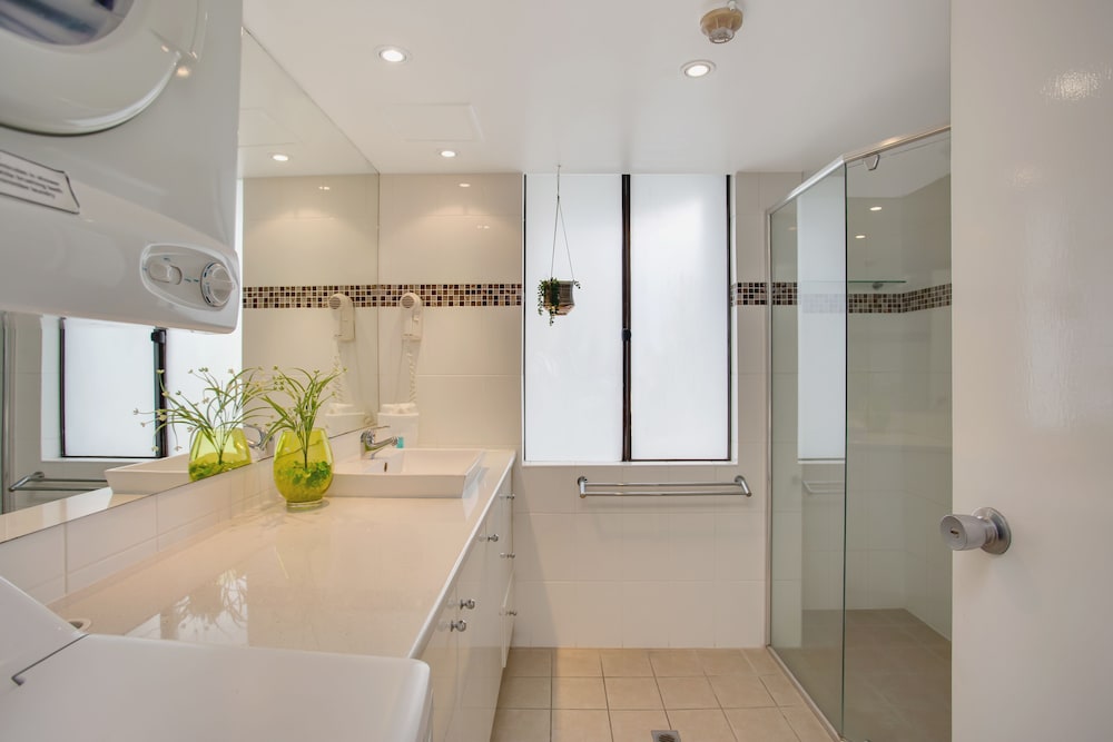 Pacific Resort Broadbeach 27/77