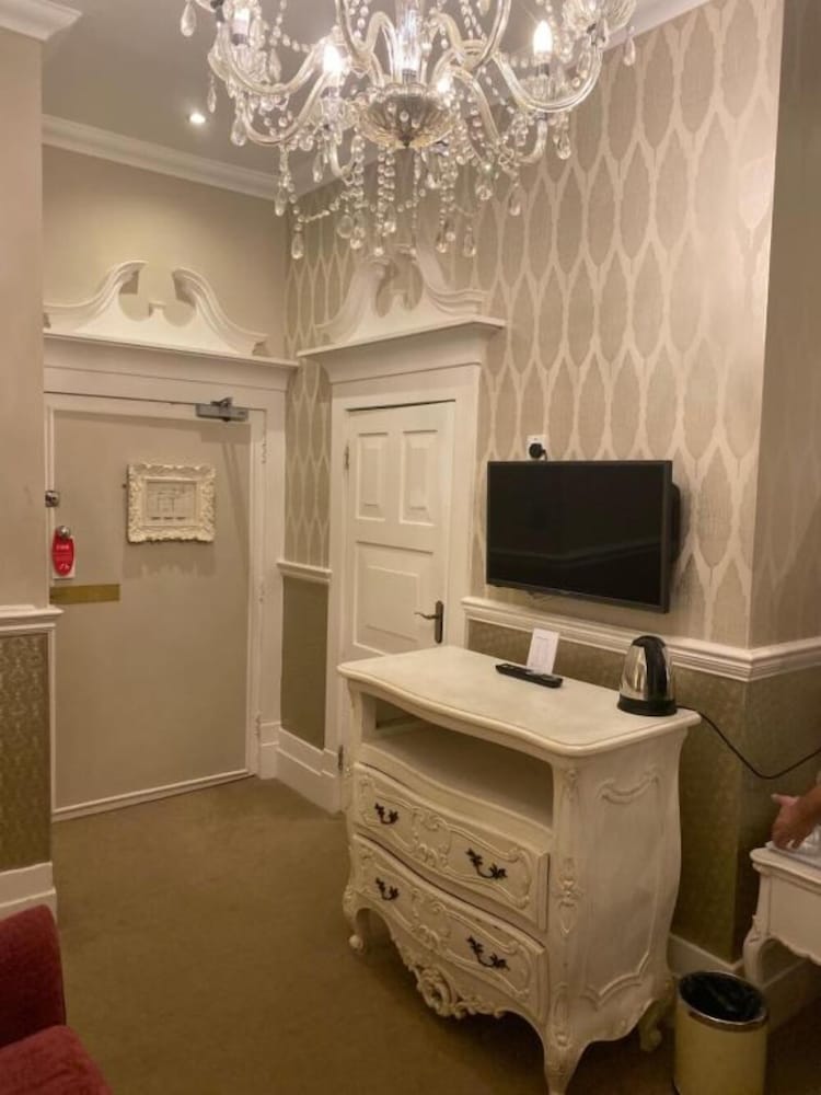 Langtry Manor Hotel 9/47