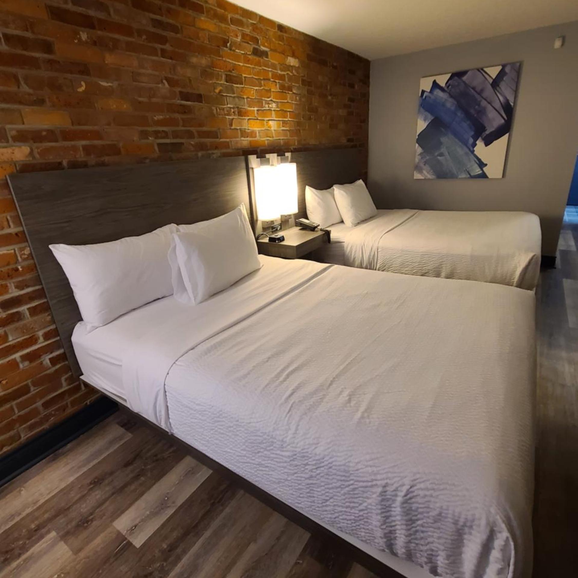 غرفة ديلوكس بسرير كينج وسريرين كوين، Travelodge by Wyndham Barrie on Bayfield 10/10