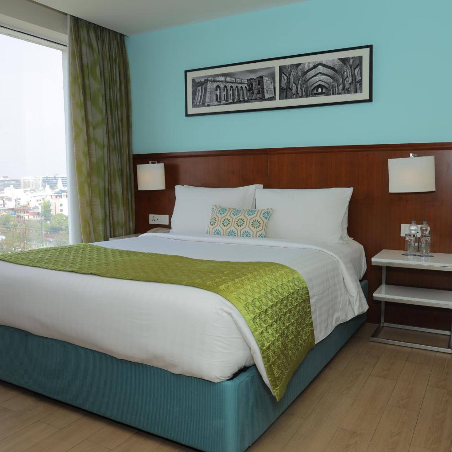 Guest Room, Queen Bed, Skyline View