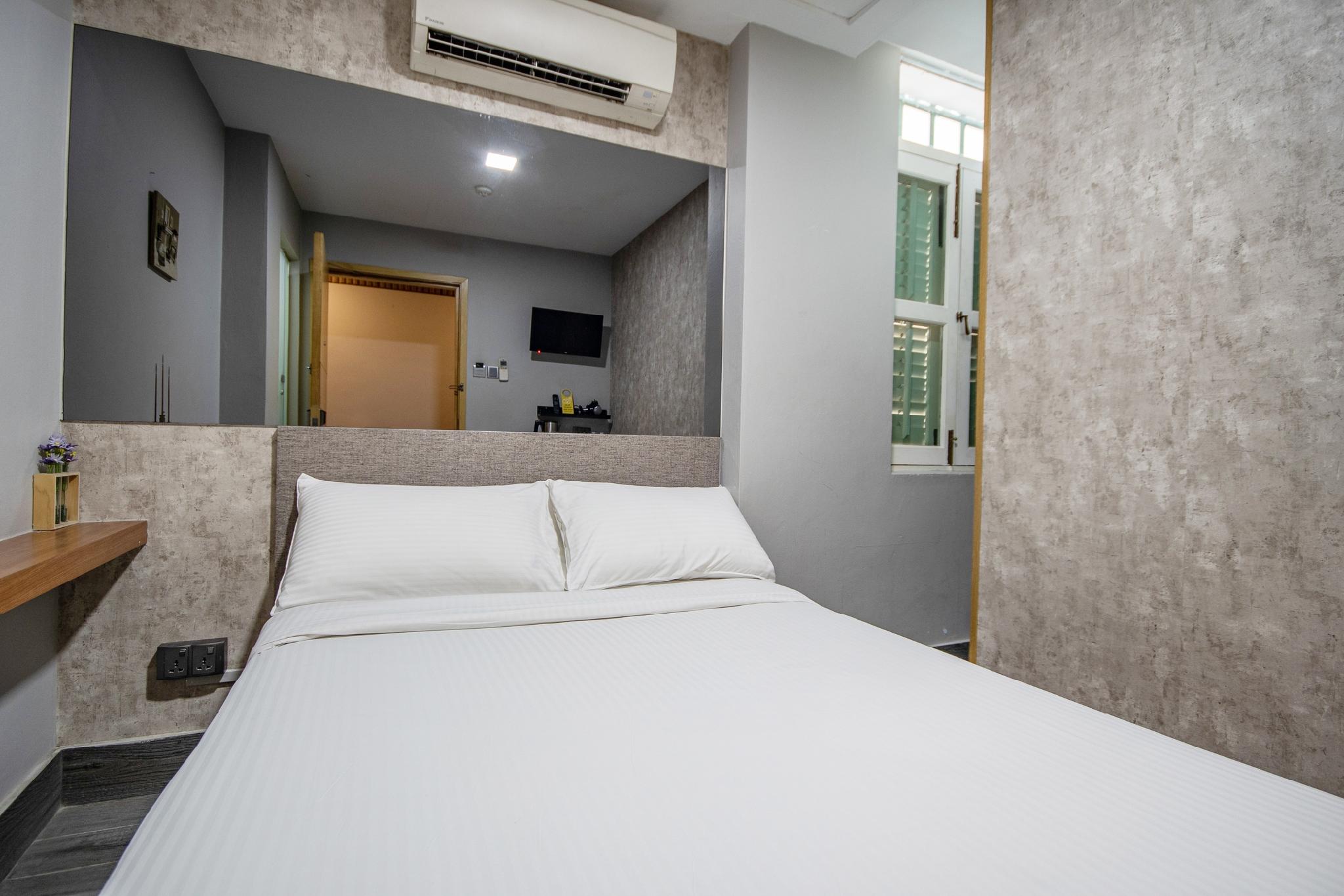 M Room, No Window