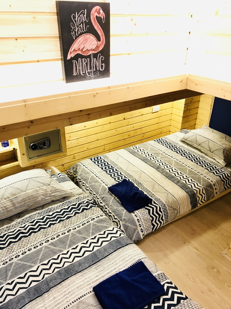 Blu Cabin Ari Stylish Gay Poshtel 24/73
