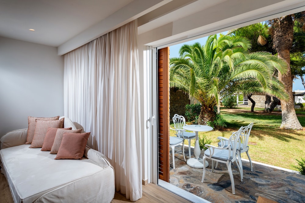 بنغل بريميوم بسرير مزدوج بإطلالة على الحديقة مع أريكة، Civitel Creta Beach 7/10