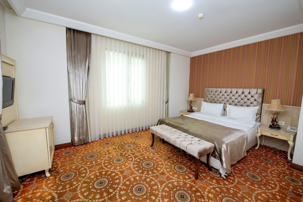 ROYAL, SUITE, KING BED