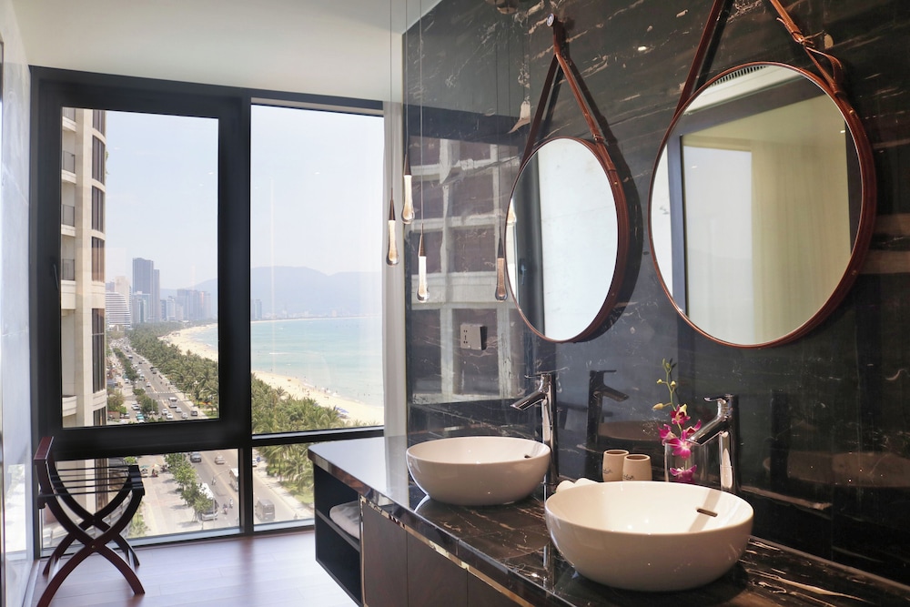 جناح تنفيذي بسرير مزدوج بإطلالة على البحر بشرفة، Holiday Beach Hotel Danang 7/8