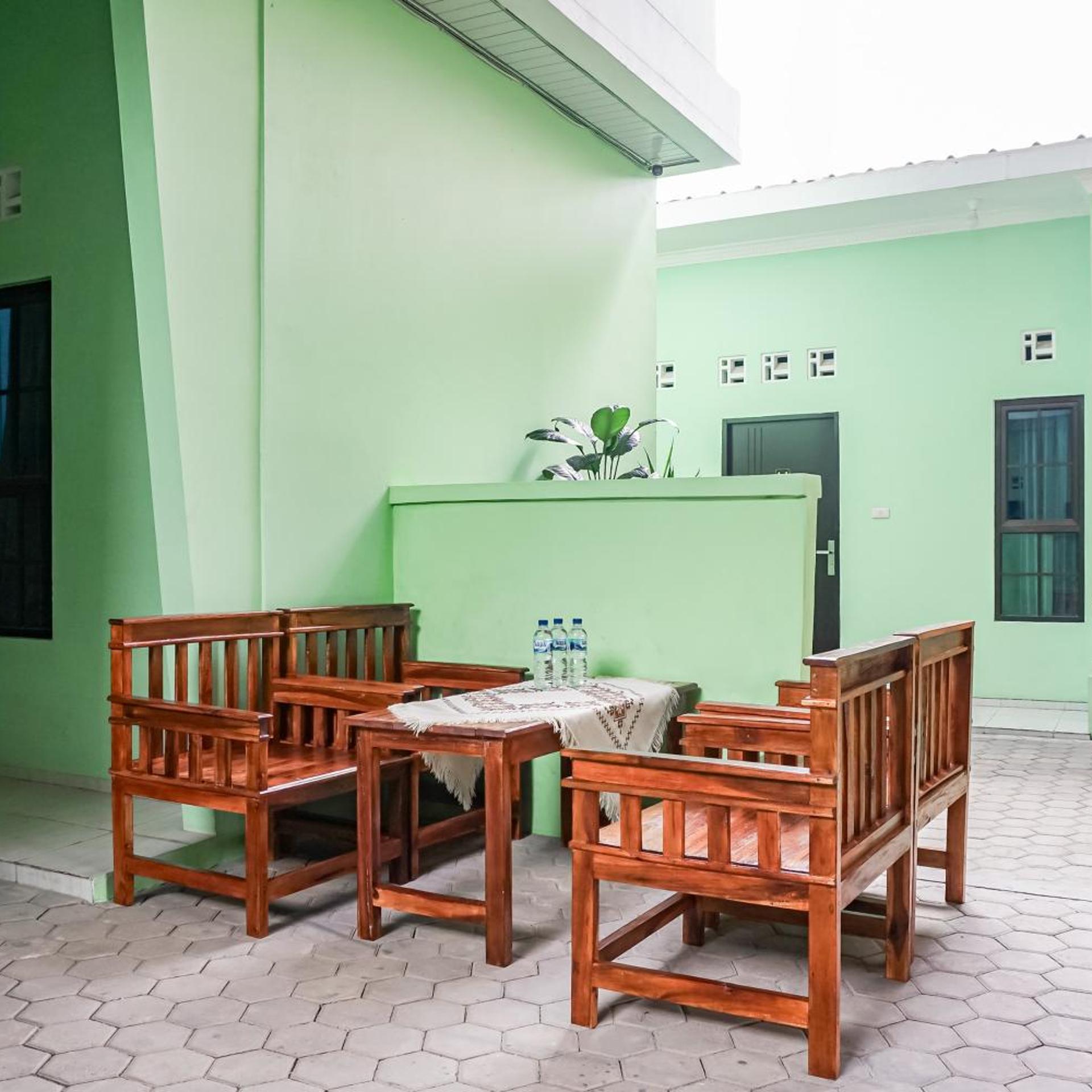 Hotel O Guest House Riharti Syariah 33/43