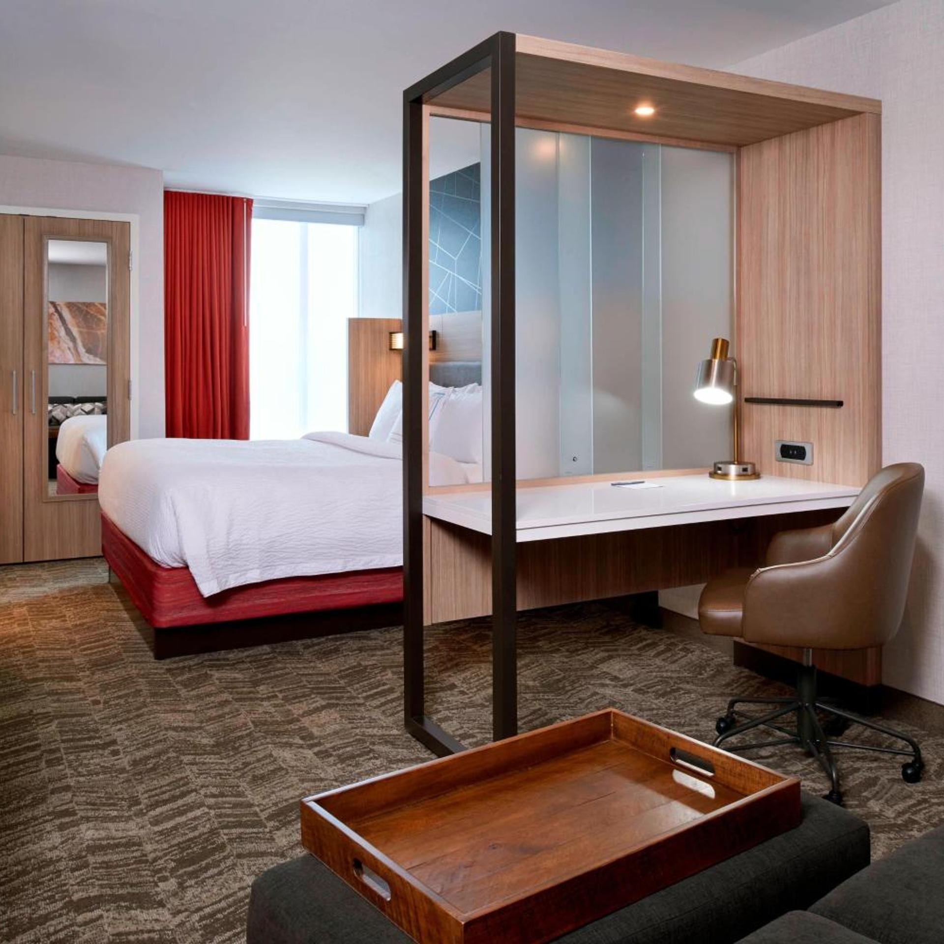 جناح بسرير كينج مع سرير سحّاب إضافي مع أريكة لذوي الإعاقة، Springhill Suites Grand Rapids West 2/8