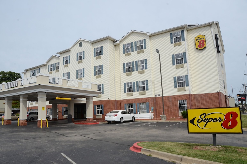 Super 8 by Wyndham Louisville/Expo Center 3/32