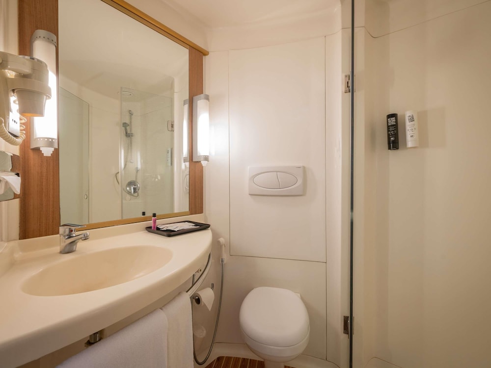 Ibis Delhi Airport 70/71