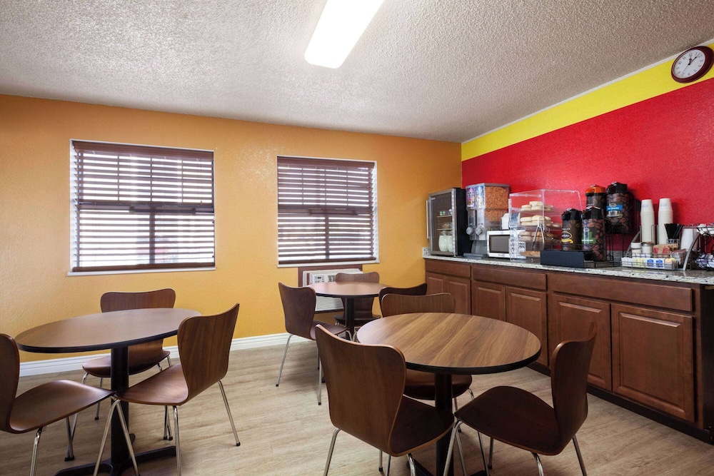 Super 8 by Wyndham Colorado Springs/Afa Area 16/19