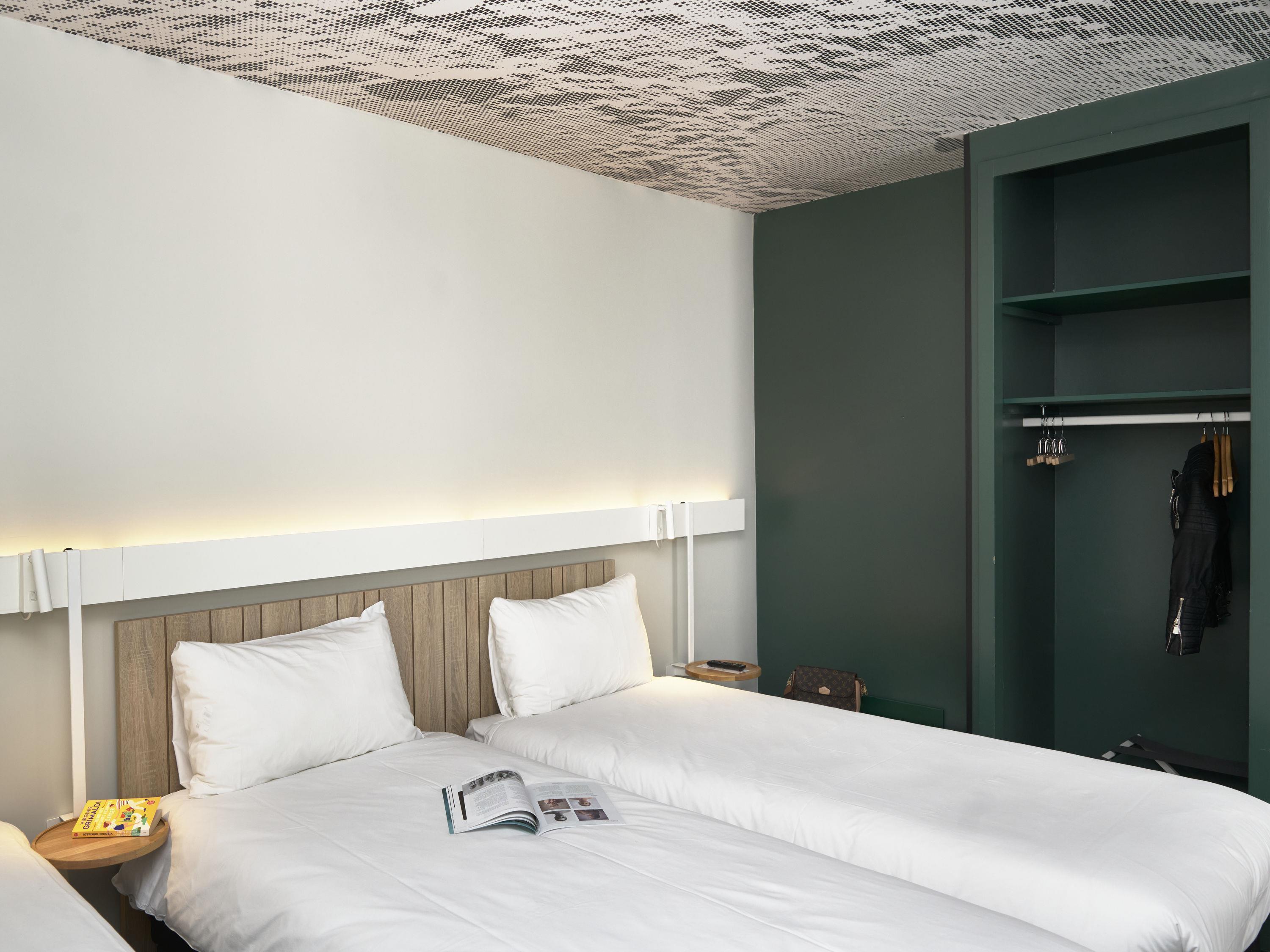 ROOM, 3 BEDS