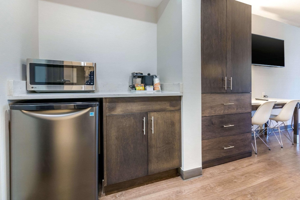 Super 8 by Wyndham Macleod Trail Calgary 6/60