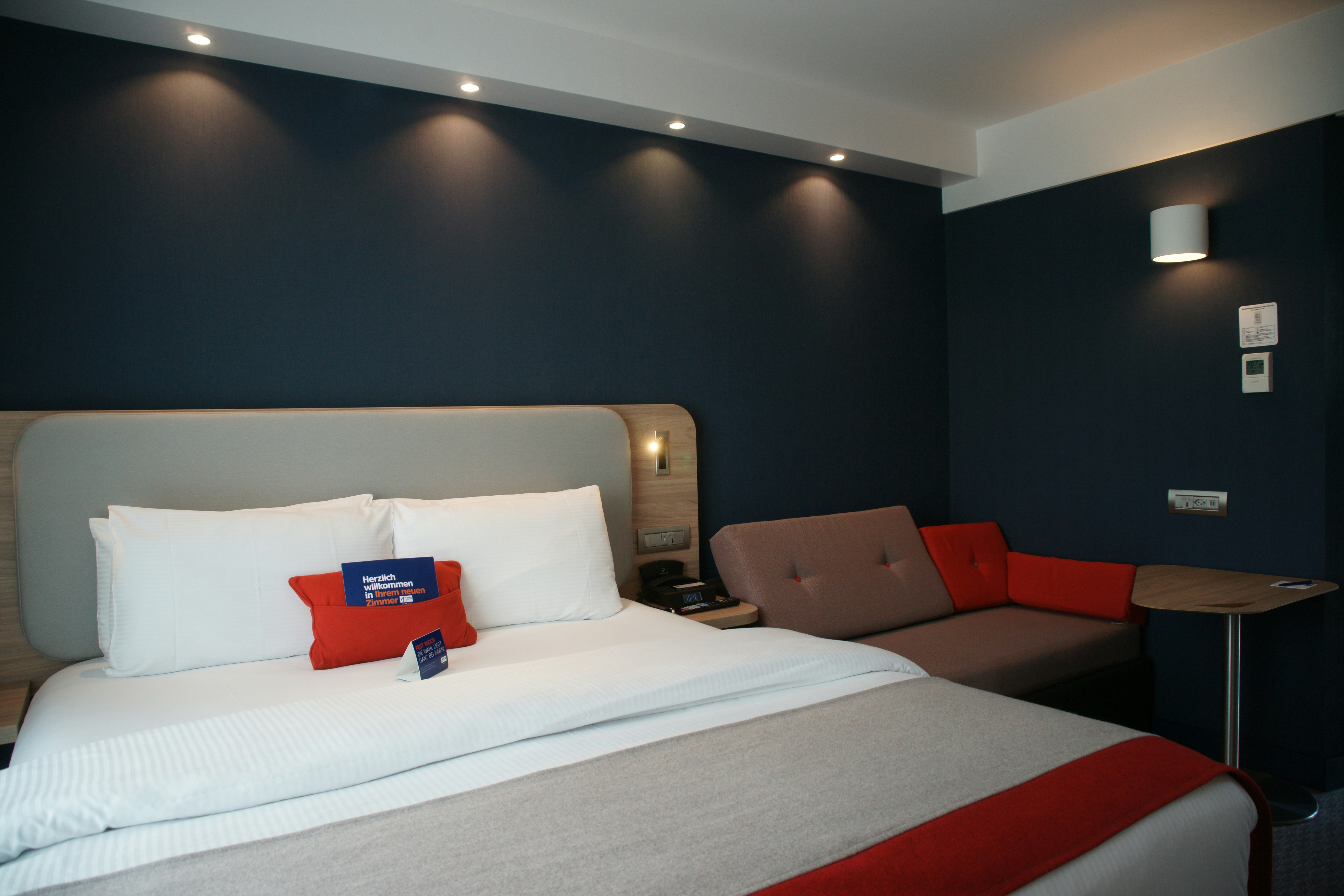HOLIDAY INN EXPRESS ZURICH AIRPORT 26/80