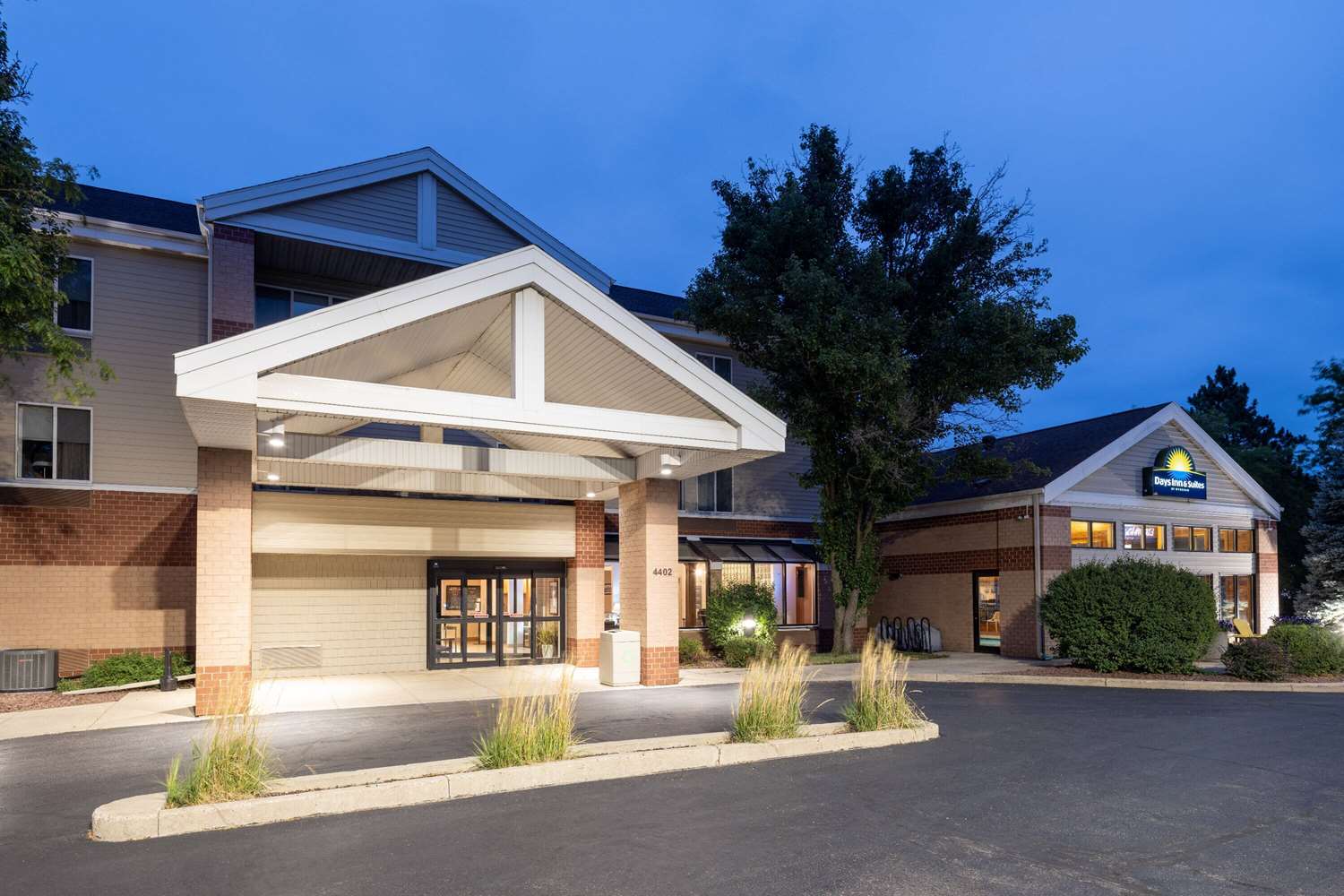 Days Inn & Suites by Wyndham Madison 1/41