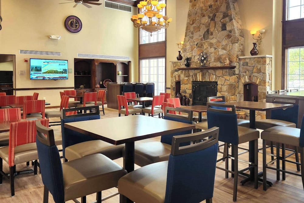 Comfort Inn & Suites Mount Pocono 37/50
