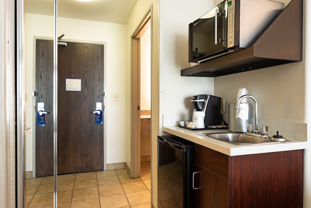Holiday Inn Express Hotel And Suites Evanston 46/50