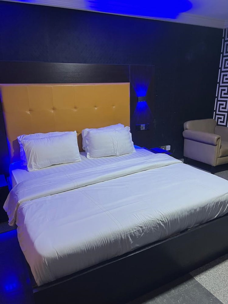 Paris Suites 33/64