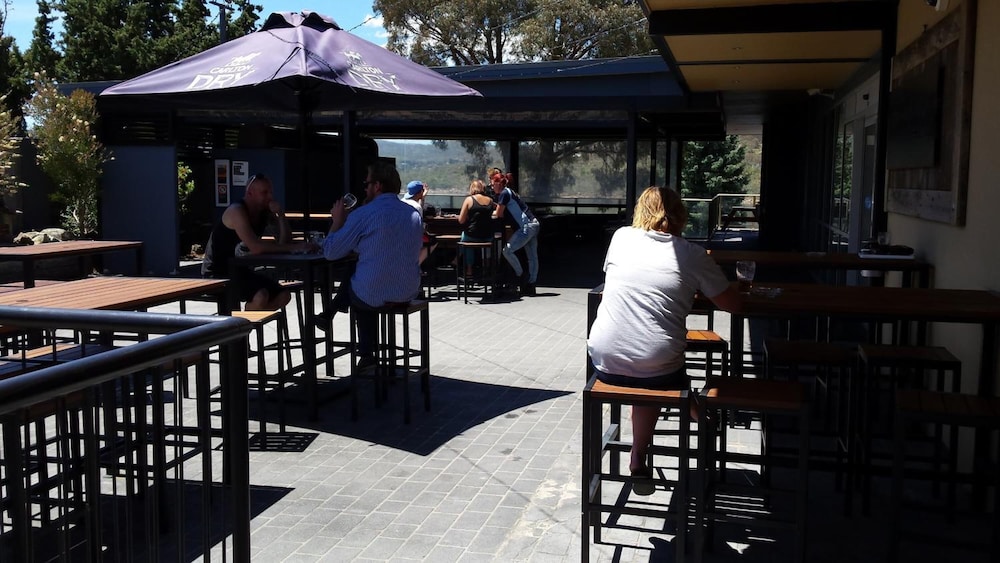 LAKE JINDABYNE HOTEL 42/75