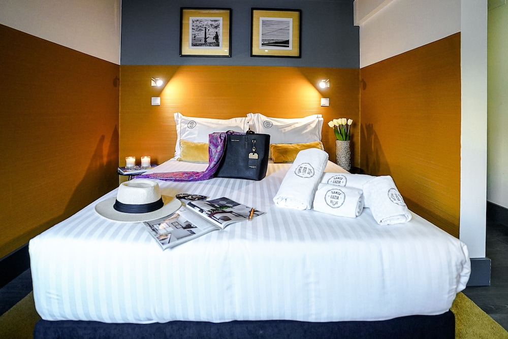 INTERIOR, ECONOMY, DOUBLE BED