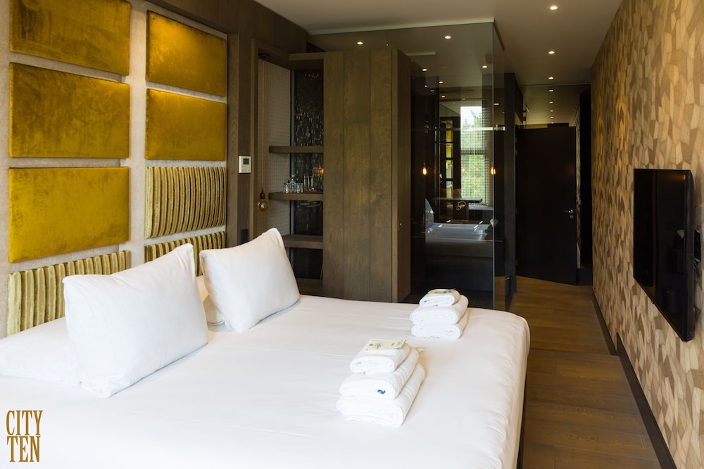 Manzos Suites 7/50