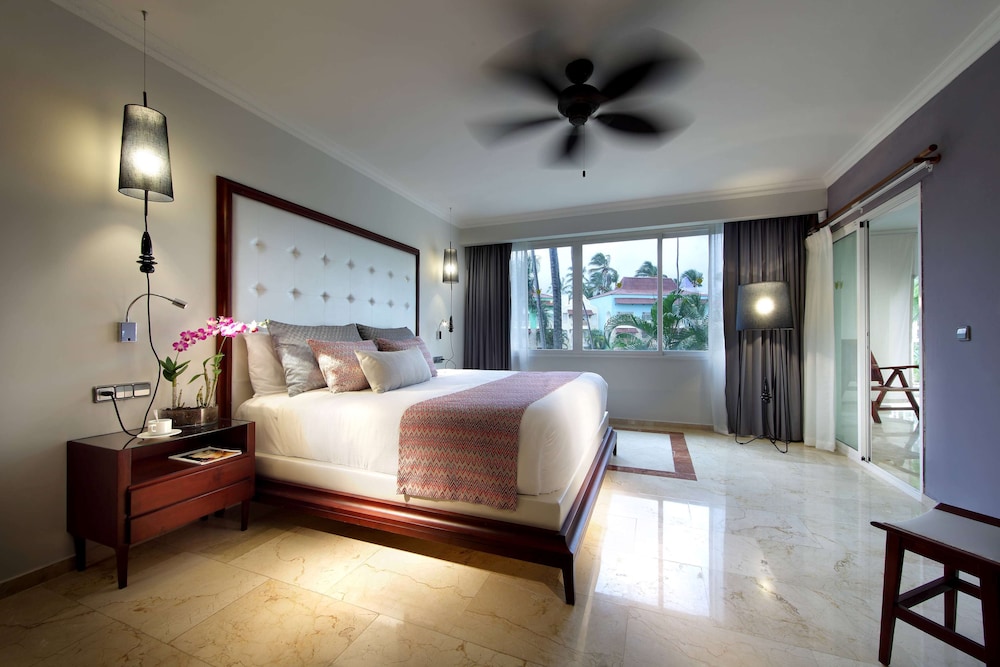 Junior Suite, King Bed, Garden or Pool View, Sofa