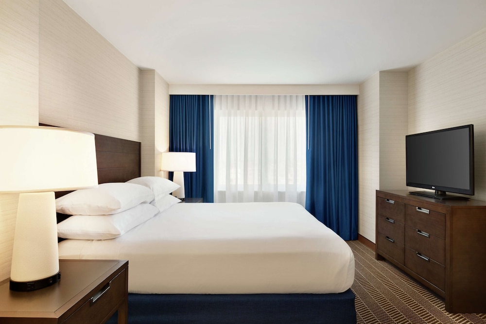 Embassy Suites by Hilton Boston at Logan Airport 10/65