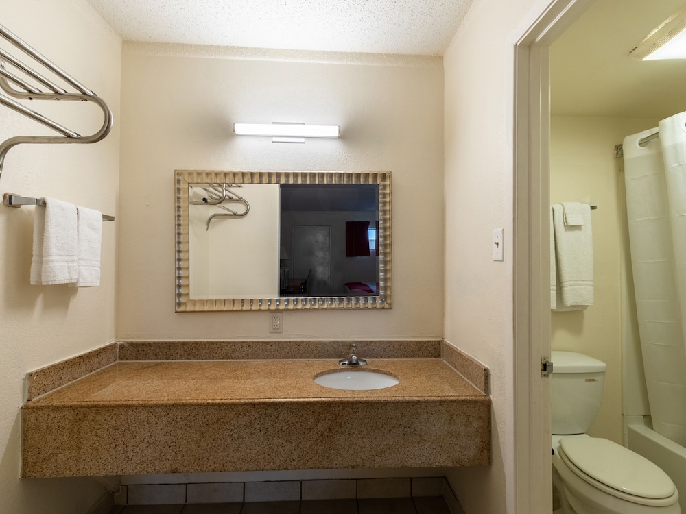 Oyo Hotel San Antonio Lackland AFB/Seaworld Hwy 90 W 38/52