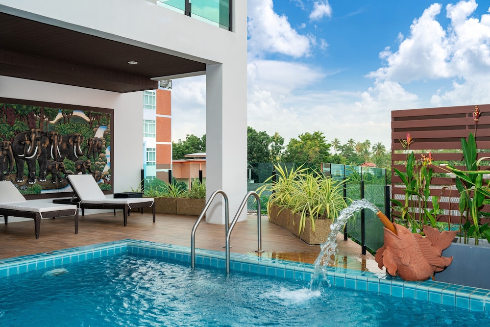 The Thames Pool Access Resort 24/50