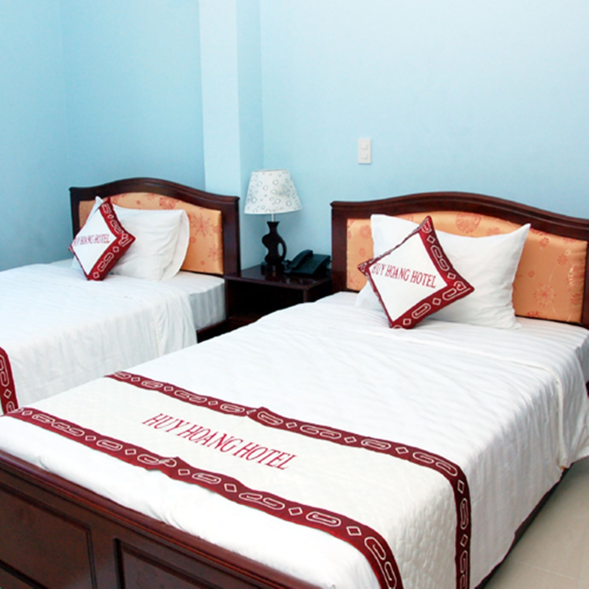 ROOM, TWIN BEDS