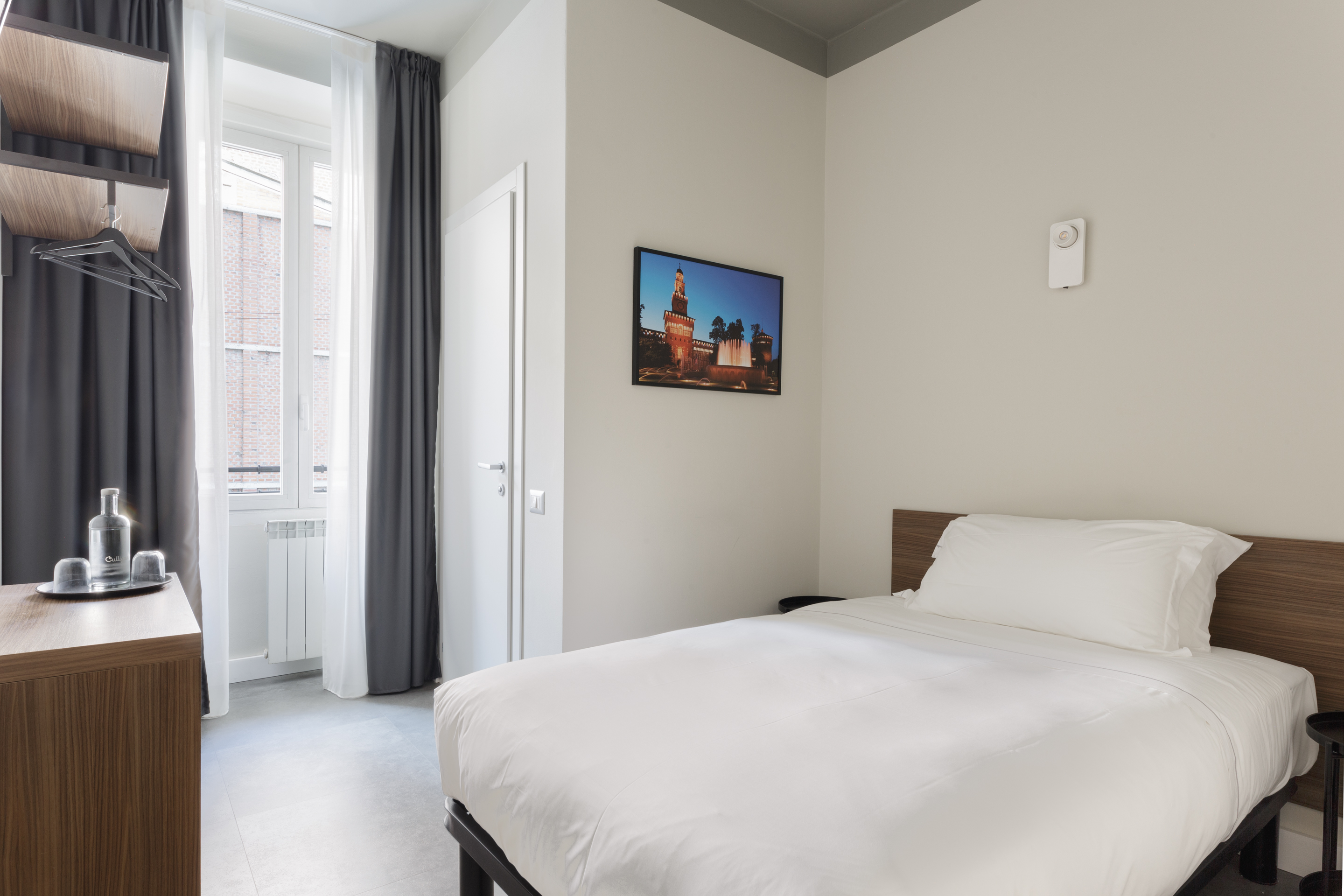 ROOM, SINGLE