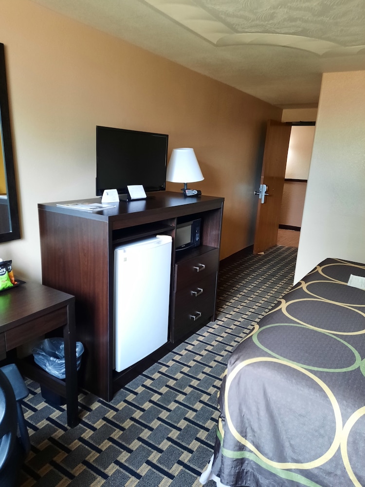 Super 8 by Wyndham Watertown 24/44