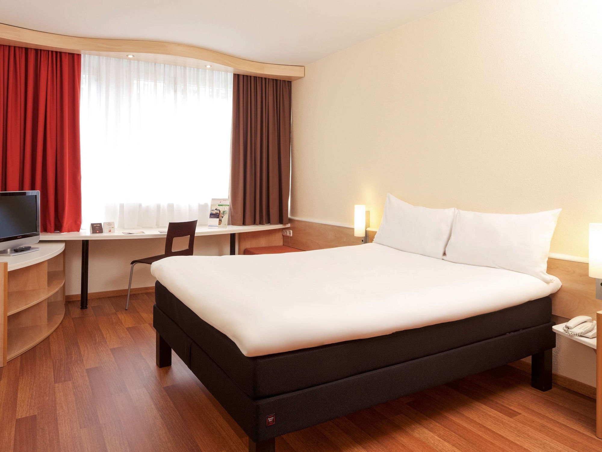 ROOM, DOUBLE BED