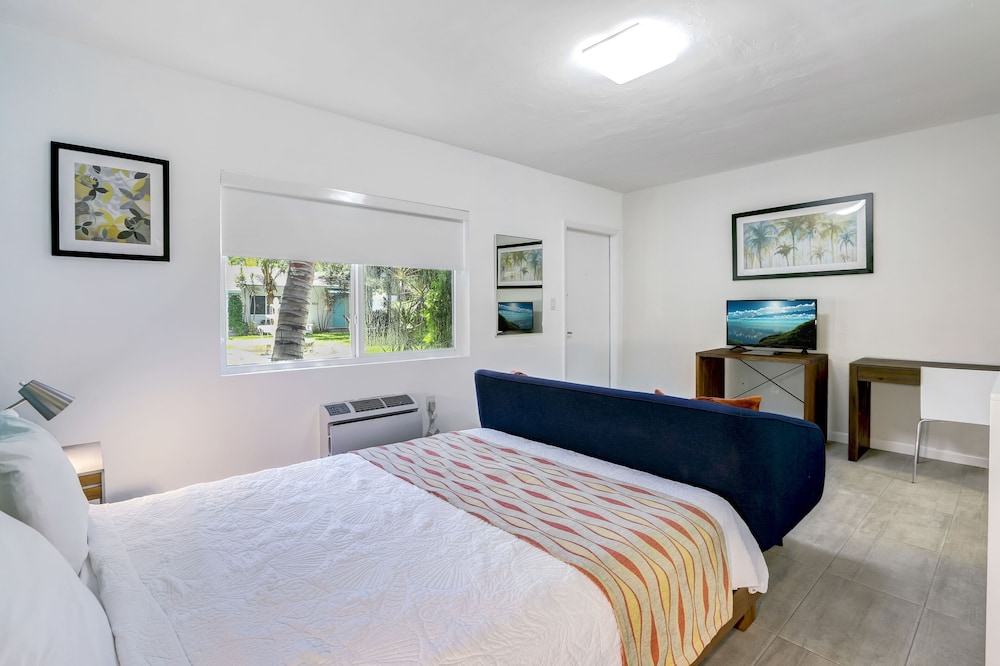 INTERIOR, STUDIO, QUEEN BED